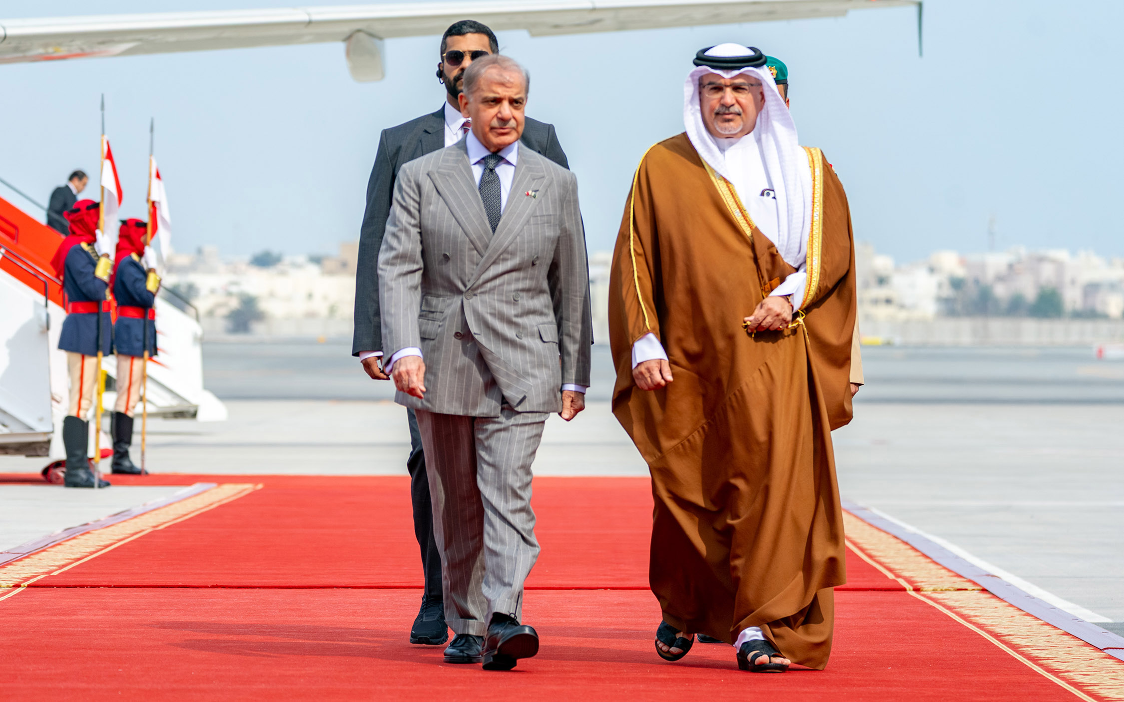 سمو ولي العهد رئيس مجلس الوزراء في مقدمة مستقبلي رئيس وزراء جمهورية ...