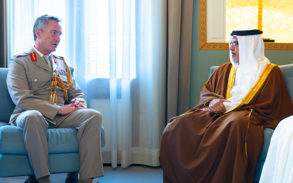 سمو ولي العهد نائب القائد الأعلى للقوات المسلحة رئيس مجلس الوزراء يلتقي الفريق زاك ستيننغ قائد القوات البرية بالمملكة المتحدة