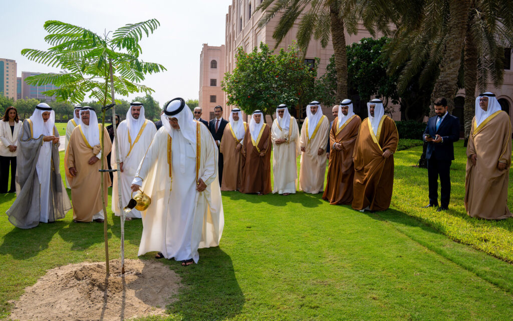 سمو ولي العهد رئيس مجلس الوزراء يتفضل بزراعة شجرة بمناسبة أسبوع الشجرة ويؤكد أهمية ترسيخ ثقافة التشجير وتعزيز المشاركة المجتمعية في المبادرات البيئية بما يسهم في تحقيق الأمن البيئي ومواجهة التحديات المناخية